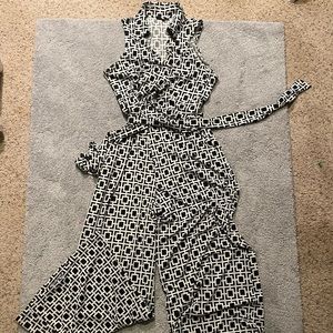 Nina Leonard Geometric shapes black and white V neck Size XL